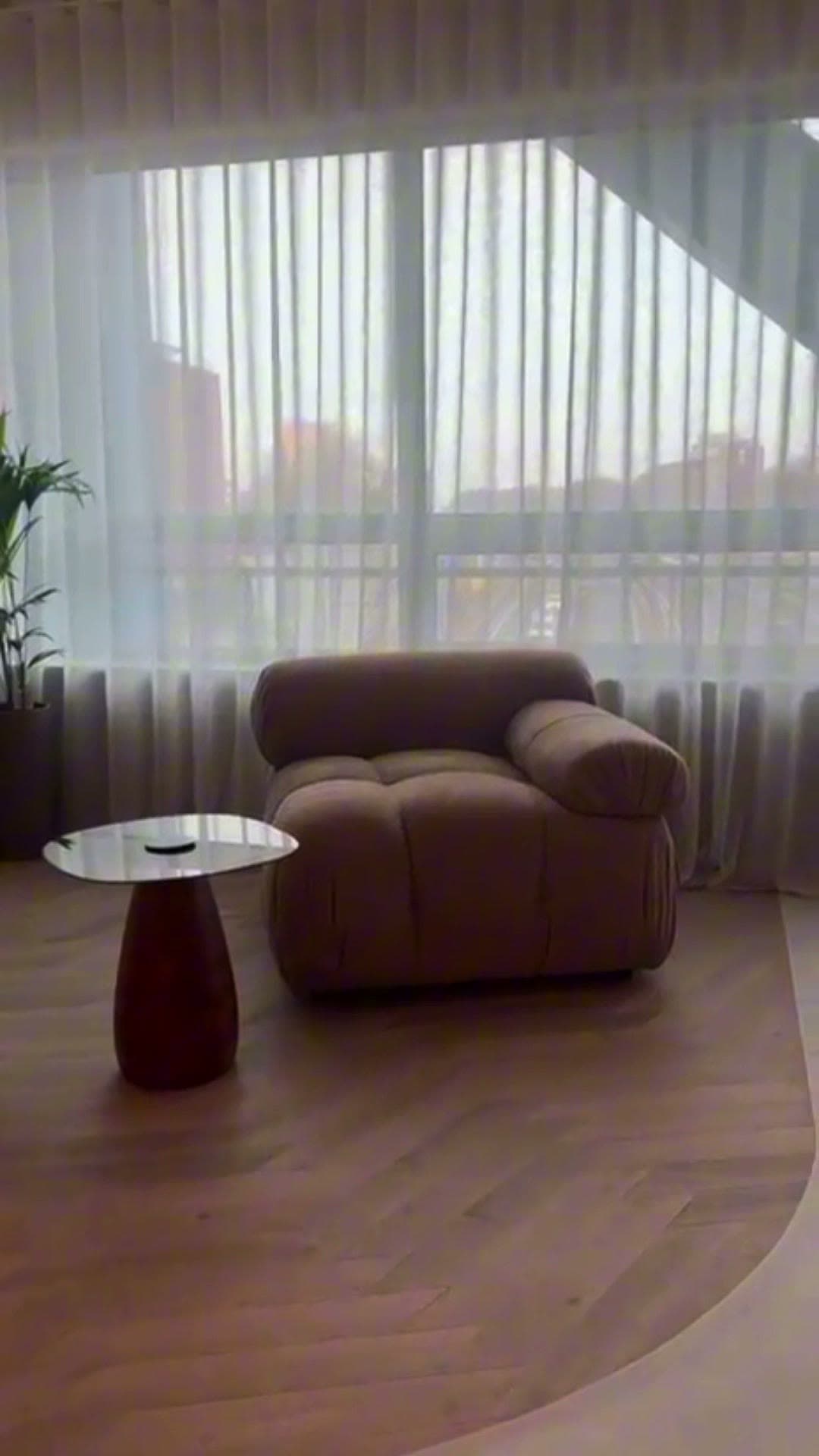 Loungehoek in een kantoor met doorschijnende gordijnen over de hele wand