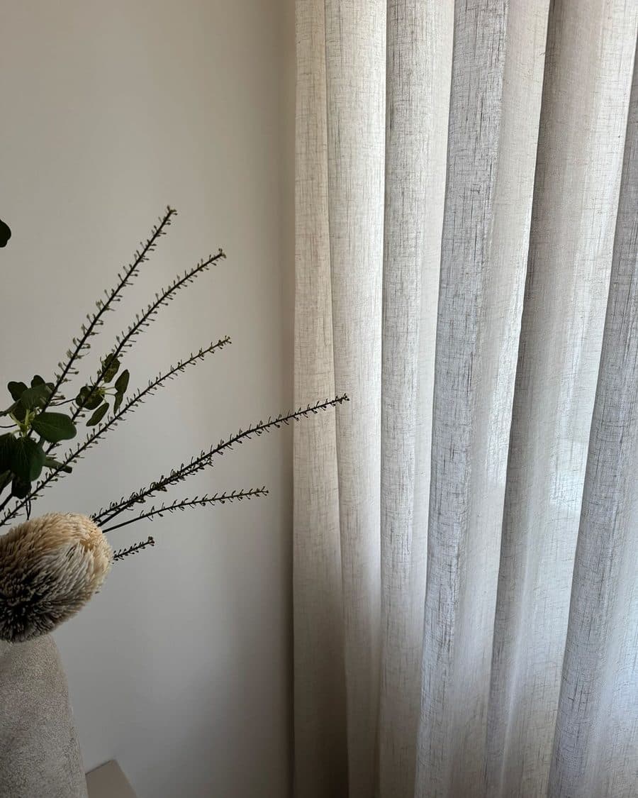 Detail van linnen inbetween met droogtakken ervoor